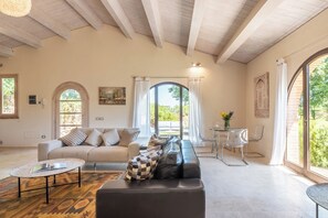 Villa, 2 chambres, balcon | Coin séjour