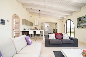 Appartamento, 2 camere da letto, balcone, vista giardino | Area soggiorno