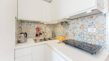 Apartamento, 1 quarto, para fumantes, terraço | Cozinha privada | Geladeira, cooktop, chaleira elétrica