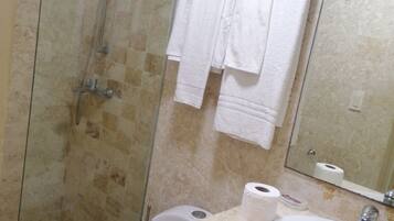 Chambre, 1 chambre, fumeurs, patio | Salle de bain