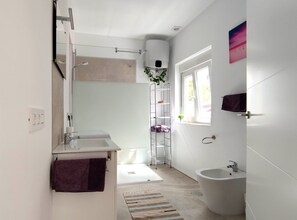 Estúdio, vários quartos, para fumantes, sacada | Banheiro | Produtos de toalete grátis, secador de cabelo, bidê, toalhas de banho