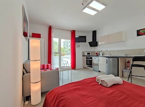 Estudio, para fumadores, balcón | 1 habitación y ropa de cama 