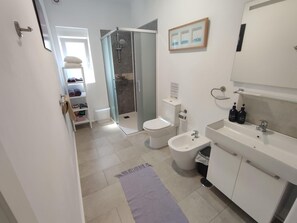 Studio, plusieurs chambres, fumeurs, patio | Salle de bain | Sèche-cheveux