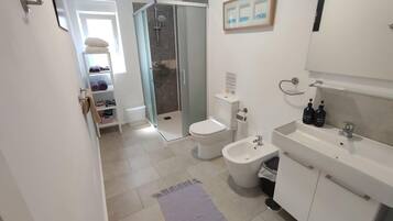 Studio, roken, patio | Badkamer | Een haardroger
