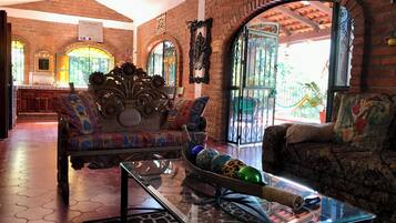 House, 2 Bedrooms, Smoking, Balcony | Lobby