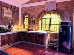 Casa, 2 quartos, para fumantes, sacada | Cozinha privada | Cafeteira/chaleira, talheres/pratos/utensílios de cozinha