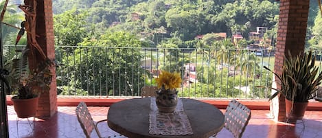 House, 2 Bedrooms, Smoking, Balcony | Outdoor dining