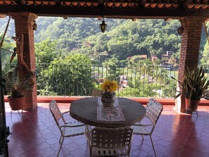 Casa, 2 habitaciones, para fumadores, balcón | Restaurante al aire libre