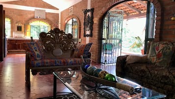 Casa, 2 habitaciones, para fumadores, balcón | Cocina privada | Cafetera y tetera, utensilios de cocina y comedor