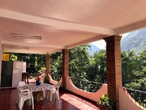 Casa, 2 habitaciones, para fumadores, balcón | Restaurante al aire libre
