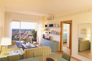 Apartment, 1 Bedroom, Accessible, Balcony | Living area
