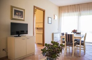 Apartment, 1 Bedroom, Accessible, Balcony | Living area
