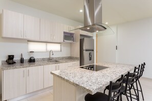 Departamento, 2 habitaciones, Terraza | Cocina privada | Microondas, cafetera y tetera y utensilios de cocina 