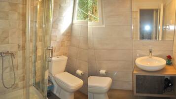 House, 3 Bedrooms, Smoking, Patio | Bathroom | Free toiletries, towels