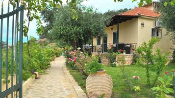 House, 3 Bedrooms, Smoking, Patio | Property grounds