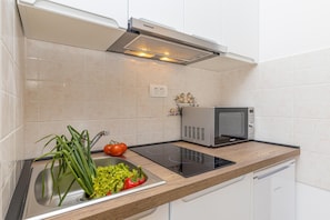 Refrigerador, placa de cocina, tetera/pava eléctrica, tostadora