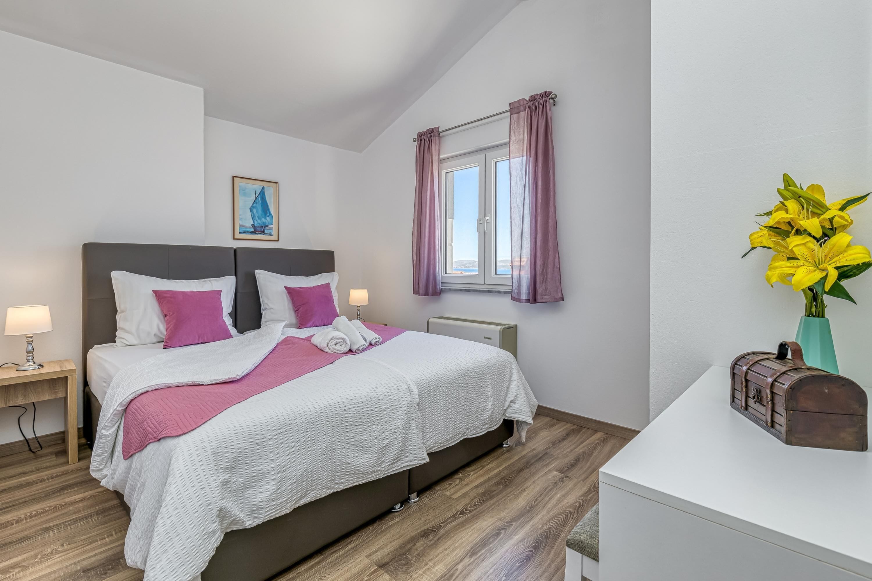 Familienapartment, Mehrere Schlafzimmer, Bergseite (Seaview Apartment Mihaela) | 2 Schlafzimmer, kostenloses WLAN, Bettwäsche