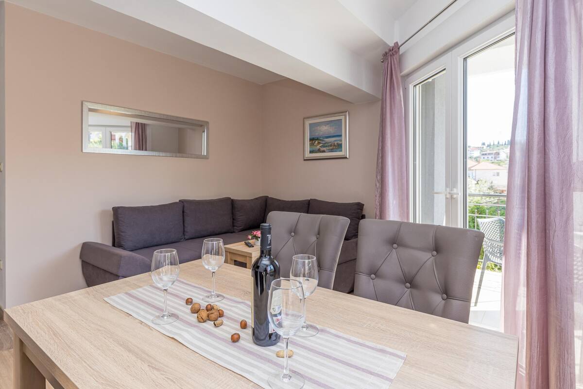 Family Apartment, Multiple Bedrooms, Mountainside (Apartment Ela 220m from the beach) | Living area