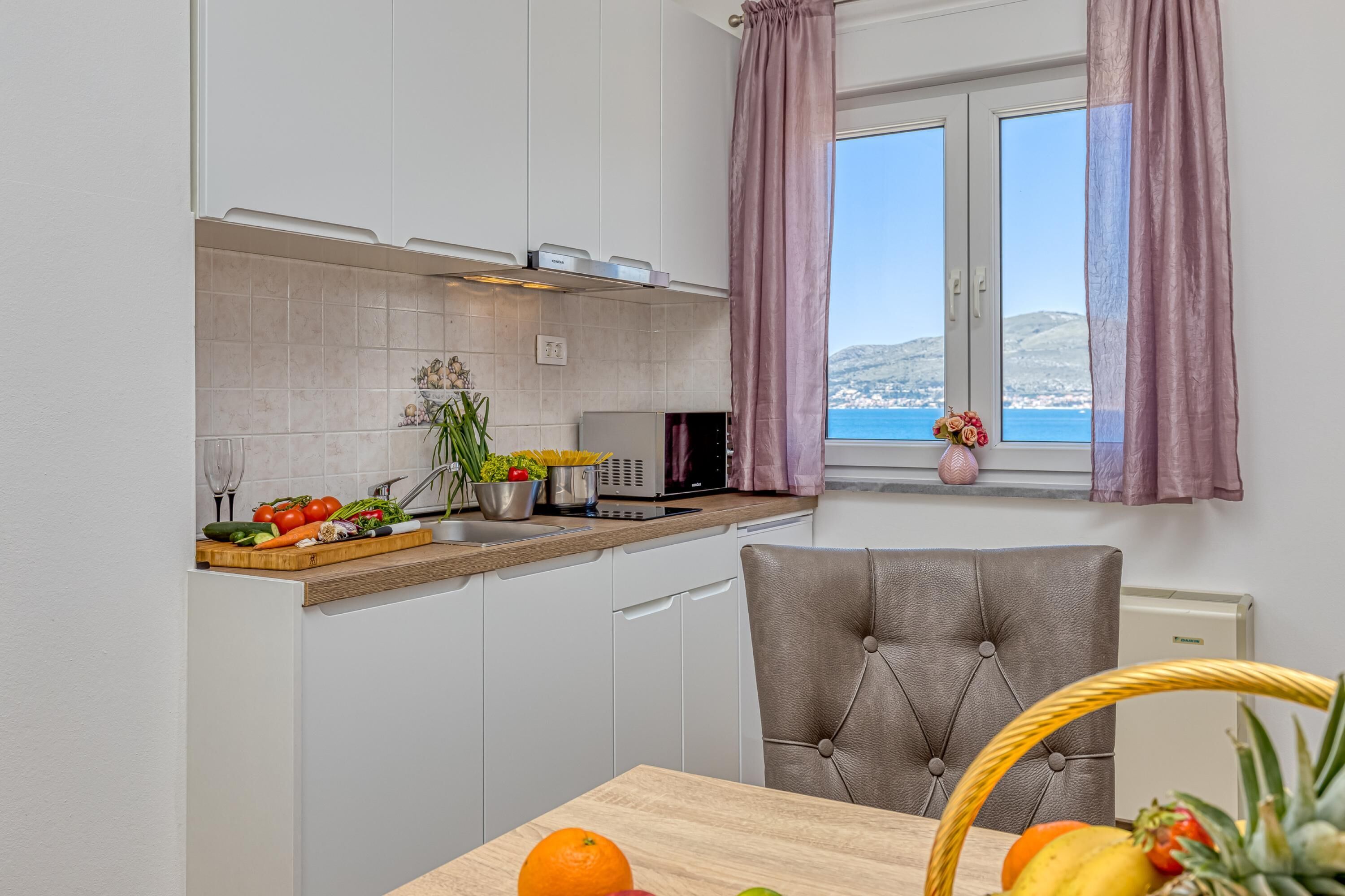 شقة عائلية - عدة غرف نوم - بالقرب من الجبل (Seaview Apartment Mihaela) | مطبخ خاص | ثلاجة، ميكروويف، موقد طهي مسطح، غلّاية كهربائية