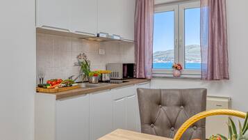 Appartement Familial, plusieurs chambres, côté montagne (Seaview Apartment Mihaela) | Cuisine privée