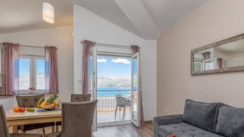 Familieleilighet, flere soverom, ved fjell (Seaview Apartment Mihaela) | Oppholdsområde | En 21-tommers Flatskjerm-TV med digitale kanaler samt TV