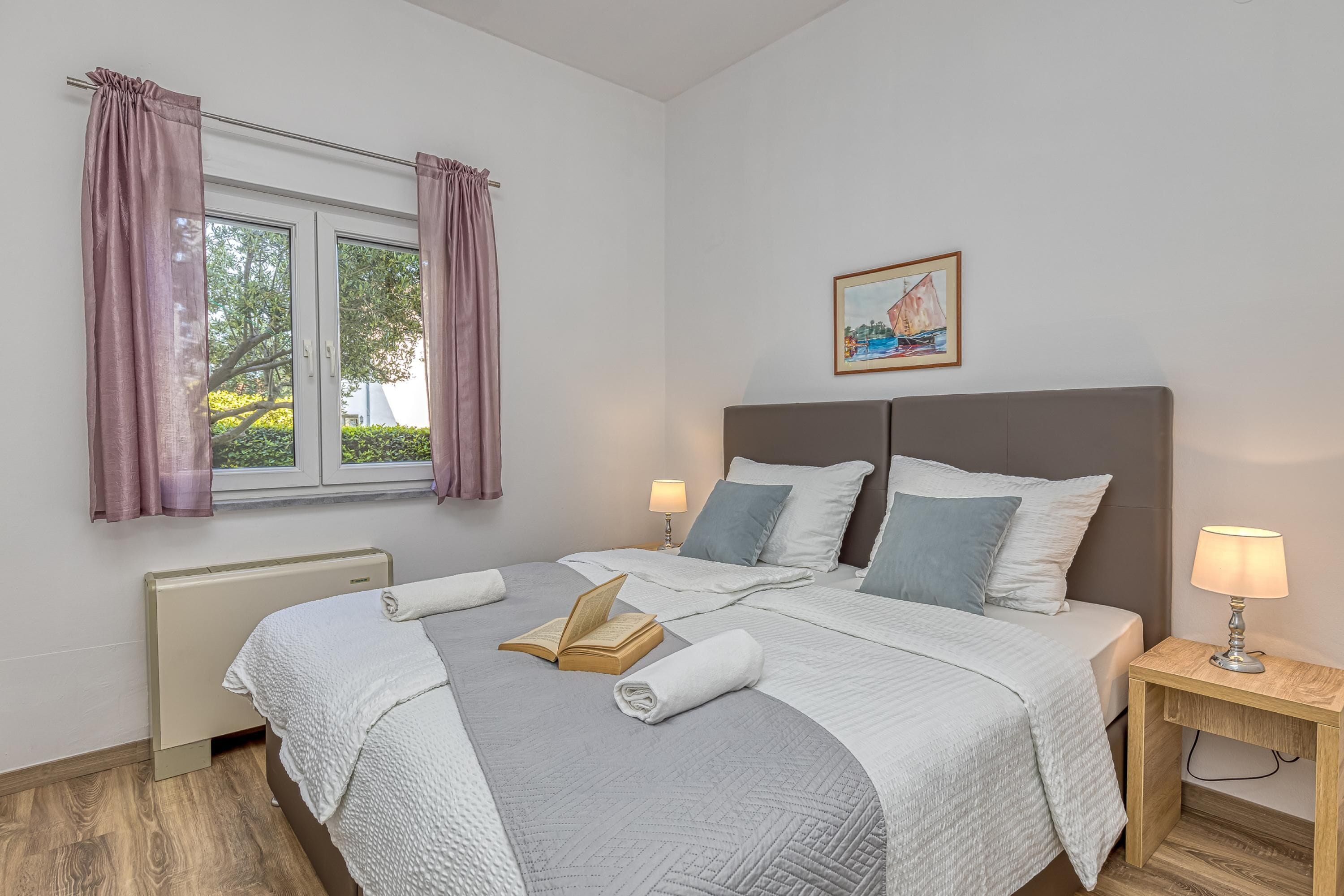 Familieleilighet, flere soverom, ved fjell (Apartment Angie 220m from the beach) | 2 soverom, wi-fi (inkludert) og sengetøy