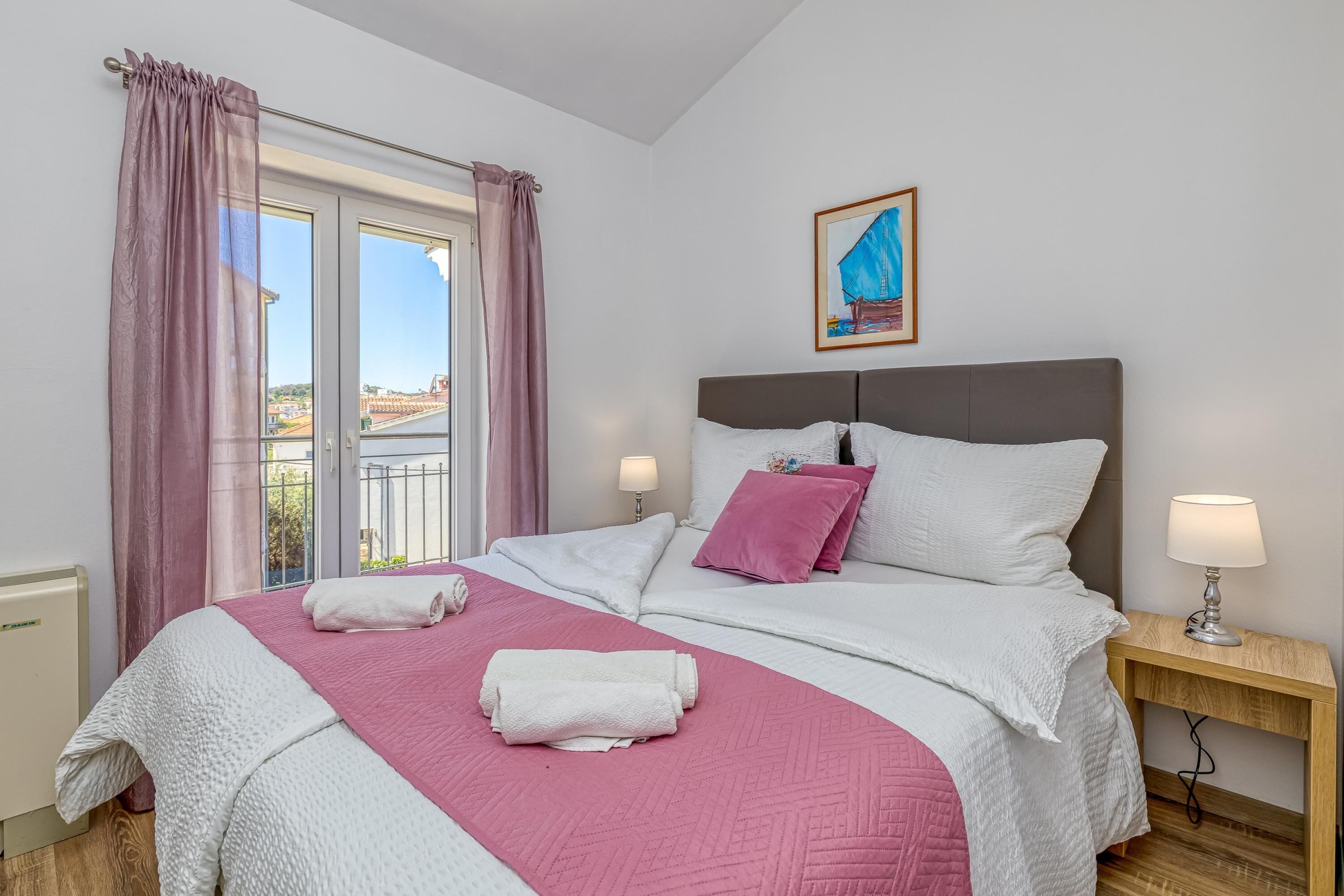 Familienapartment, Mehrere Schlafzimmer, Bergseite (Apartment Nika 220m from the beach) | 2 Schlafzimmer, kostenloses WLAN, Bettwäsche