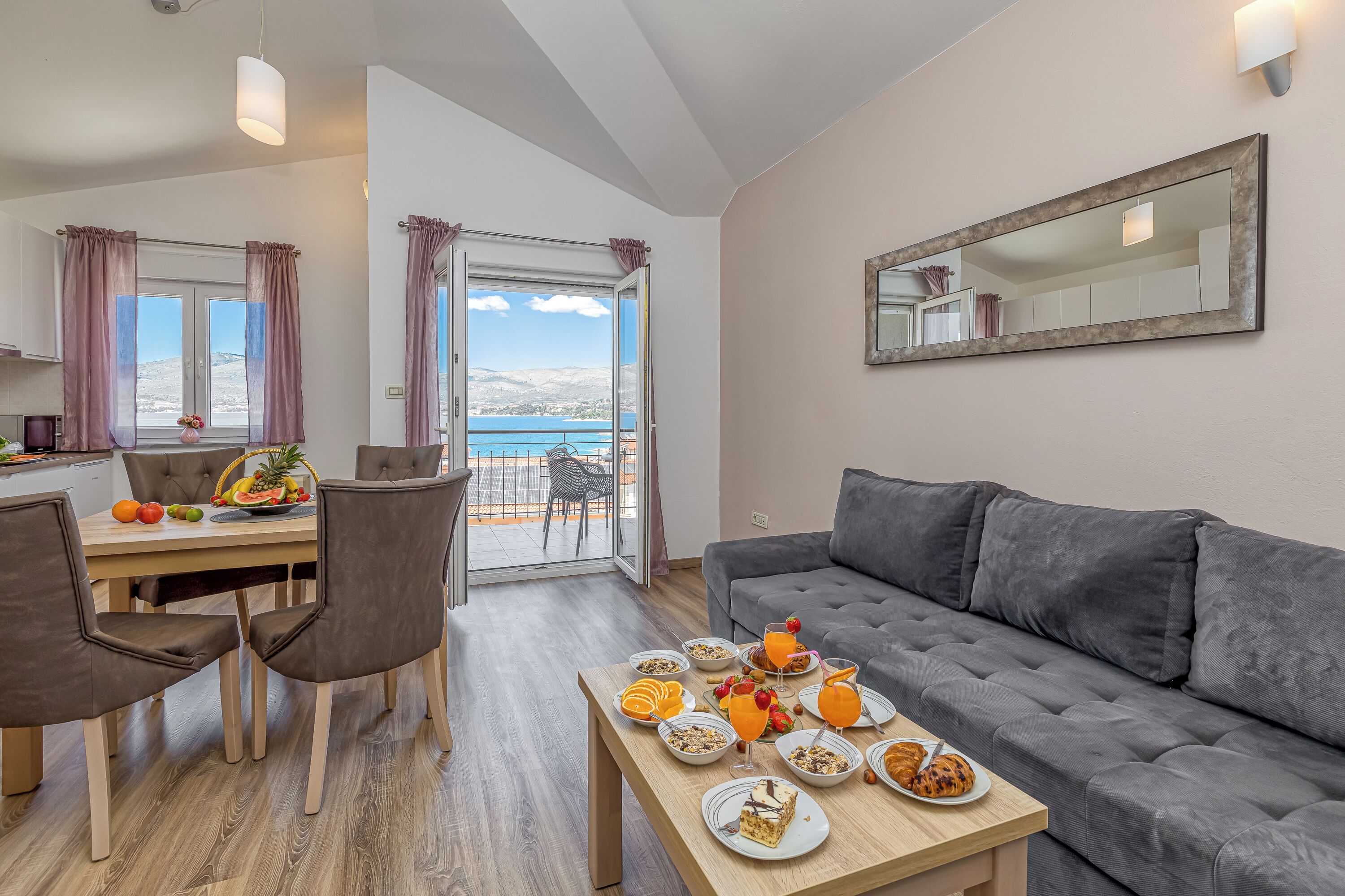 Family Apartment, Multiple Bedrooms, Mountainside (Seaview Apartment Mihaela) | Living area