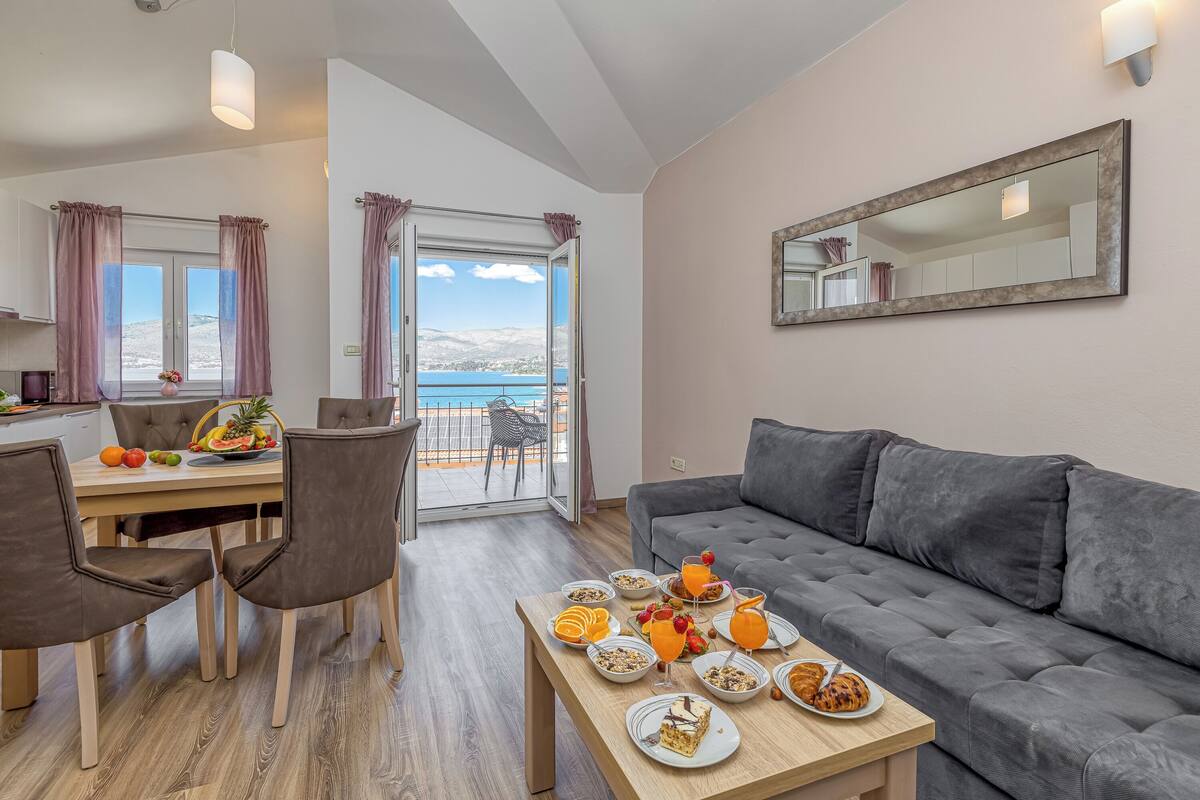 Family Apartment, Multiple Bedrooms, Mountainside (Seaview Apartment Mihaela) | Living area