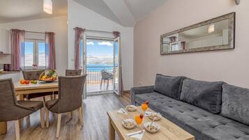 Appartement Familial, plusieurs chambres, côté montagne (Seaview Apartment Mihaela) | Coin séjour | Télévision à écran plat de 21 pouces avec chaînes numériques, télévision