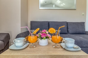 Familienapartment, Mehrere Schlafzimmer, Bergseite (Apartment Nika 220m from the beach) | Wohnbereich | 21-Zoll-Flachbildfernseher mit Digitalempfang, Fernseher