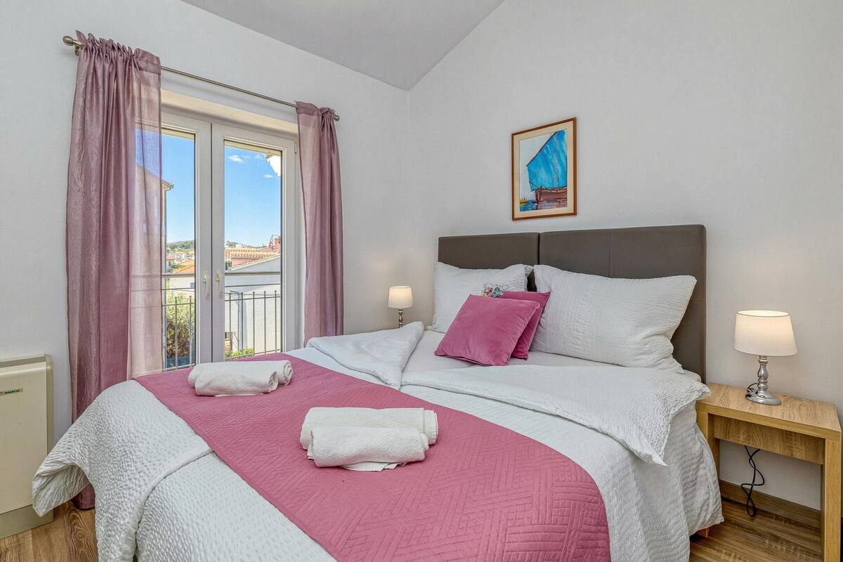 Family Apartment, Multiple Bedrooms, Mountainside (Apartment Nika 220m from the beach)