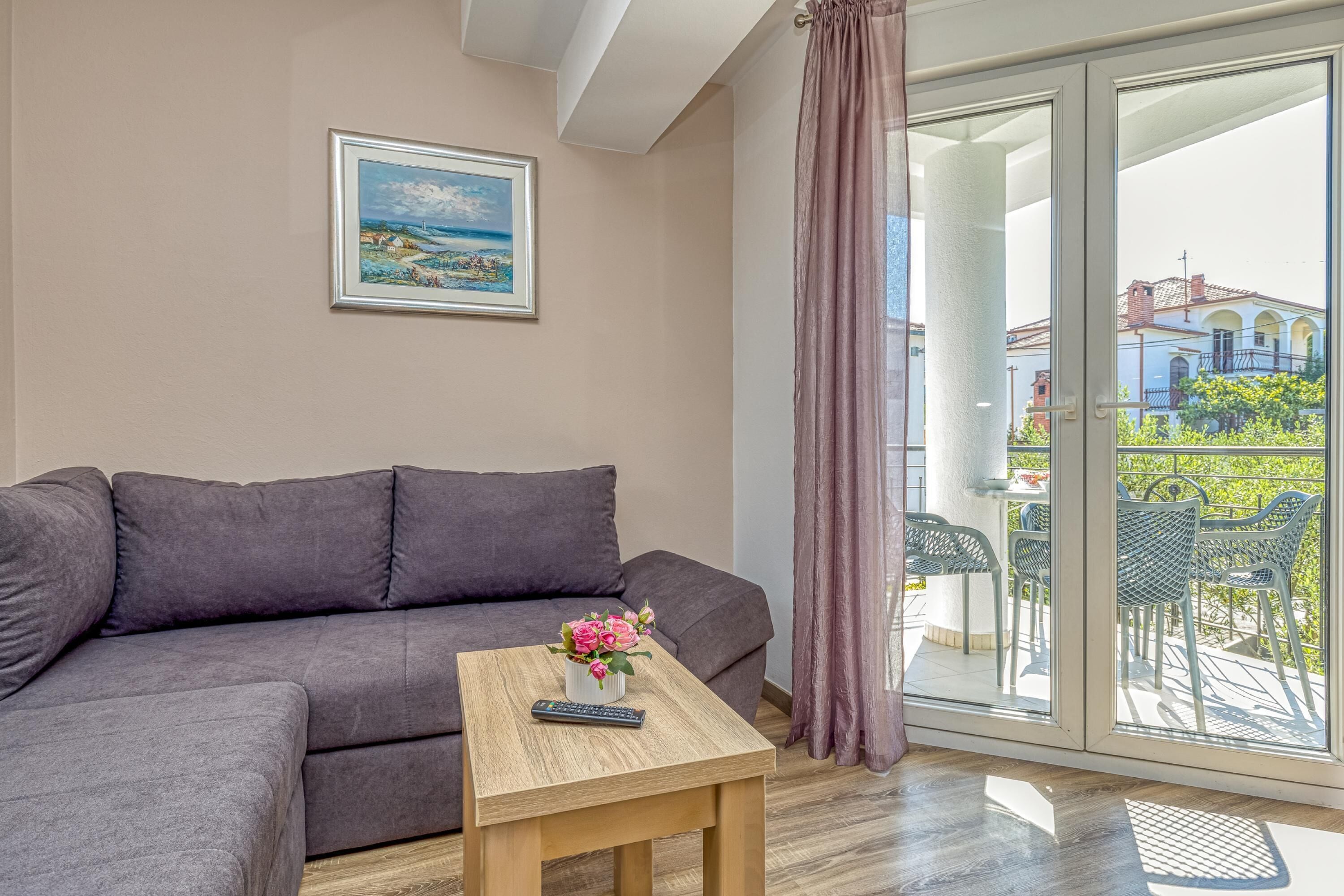 Familienapartment, Mehrere Schlafzimmer, Bergseite (Apartment Ela 220m from the beach) | Wohnbereich | 21-Zoll-Flachbildfernseher mit Digitalempfang, Fernseher