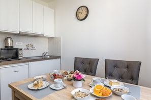 Familie appartement, 1 slaapkamer, uitzicht op gebergte (Apartment Gabriel 220m from the beach) | Privékeuken | Een koelkast, een kookplaat, een waterkoker, een broodrooster