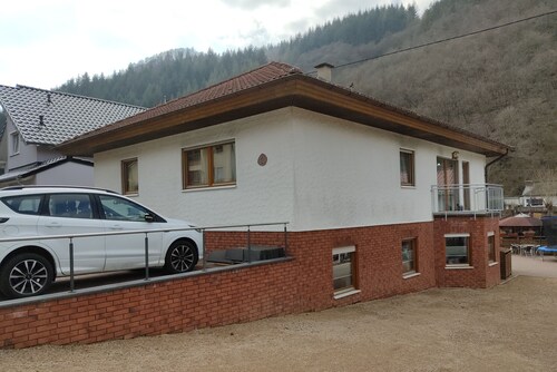 Ruhige  Ferienwohnung  mit schöner  Terasse und  Liegewiese.