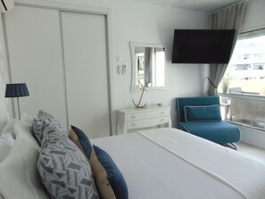 1 chambre, fer et planche à repasser, lit de bébé portatif