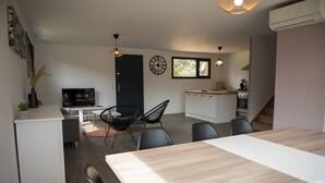 Un apartamento moderno con comedor, cocina y sala de estar.
