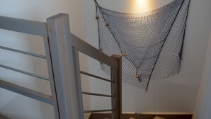 Eine Treppe mit hölzernem Geländer und einer Wandleuchte.