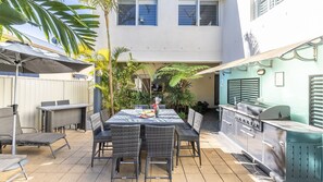 Outdoor dining - Dolphin Lagoon, 196 Soldiers Pt Rd - Luxury Escape (Salamander Bay)