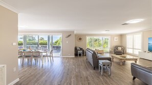 Smart TV, books - Dolphin Lagoon, 196 Soldiers Pt Rd - Luxury Escape (Salamander Bay)