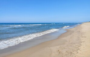 A beach with clear blue water and a sandy shore. - Gorgeous home in Rewal with WiFi (Rewal)