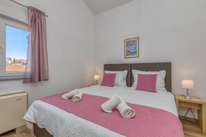 Familienapartment, 1 Schlafzimmer, Bergseite (Apartment Rafaela 220m from the beach) | 1 Schlafzimmer, kostenloses WLAN, Bettwäsche