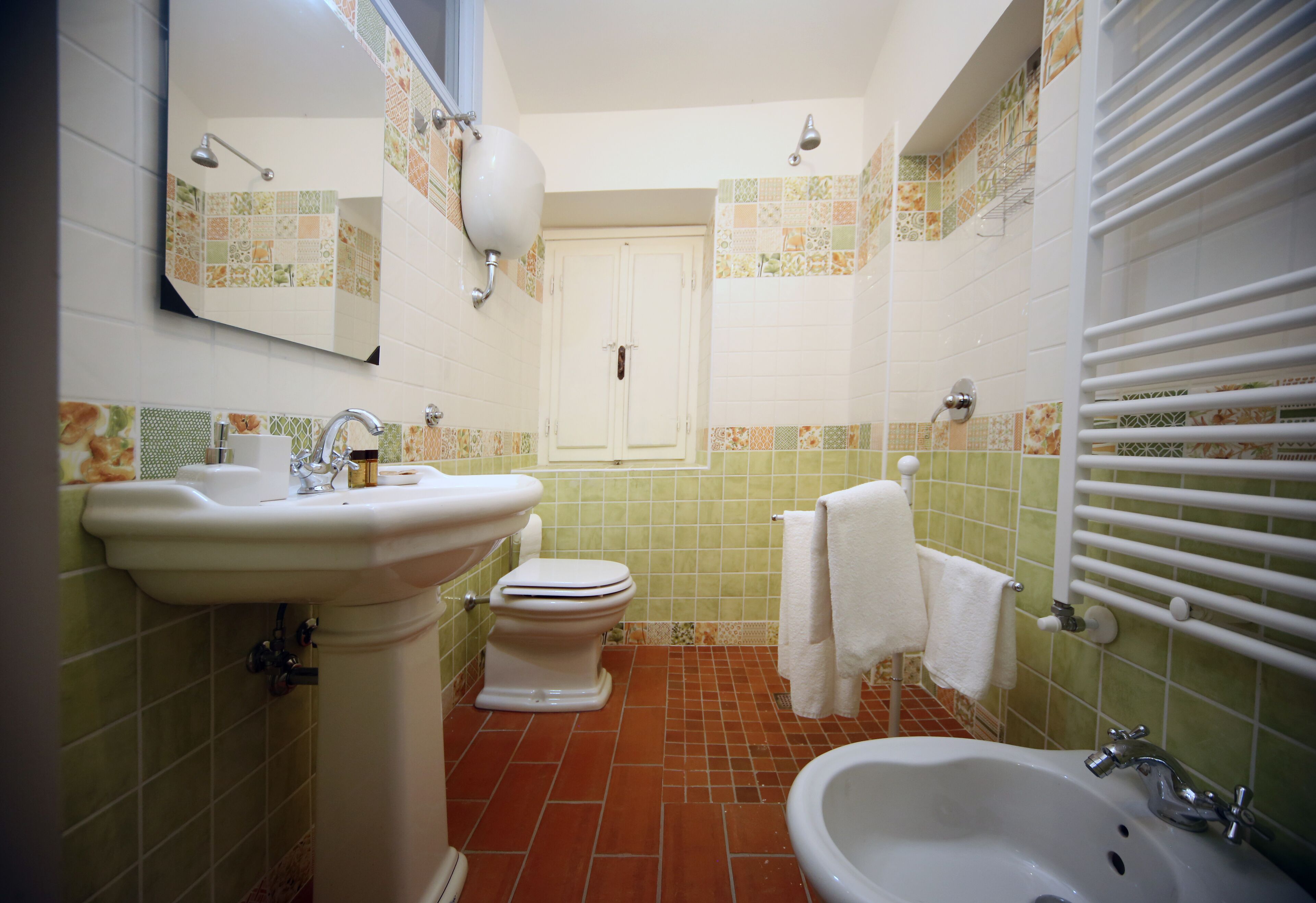 Baño con lavamanos, inodoro y bidé.