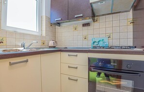 Réfrigérateur, four, plaque de cuisson, cafetière/bouilloire