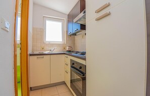Kühlschrank, Ofen, Herdplatte, Wasserkocher mit Kaffee-/Teezubehör