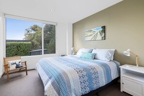 4 bedrooms, iron/ironing board, internet, bed sheets - Seasoon (Lorne)