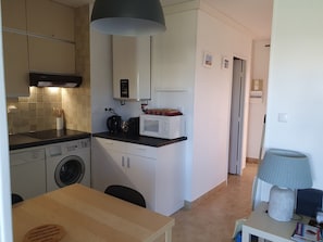 Een koelkast, een microgolfoven, een kookplaat, een vaatwasser