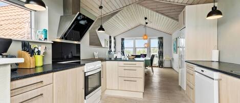 Réfrigérateur, plaque de cuisson, lave-vaisselle, cafetière/bouilloire