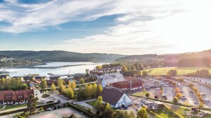 A town with a lake, buildings, and a road. - Hotel Element Lipno (Lipno nad Vltavou)