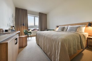 Minibar, caja de seguridad en la habitación y escritorio